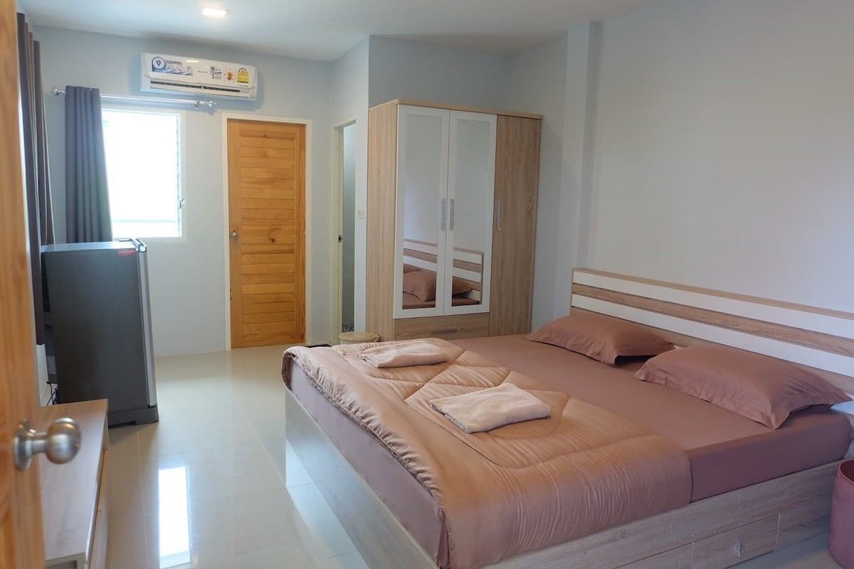 Cubrecamas y escritorio