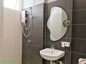 Deluxe Apartment, Multiple Beds, City View | Bathroom | Shower, free toiletries, towels, soap - JYNEST MIDORI GREEN (Johor Bahru)