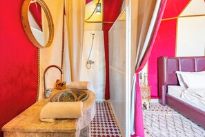 Shower, rainfall showerhead, free toiletries, towels - Sahara Magic Luxury Camp (Rissani)