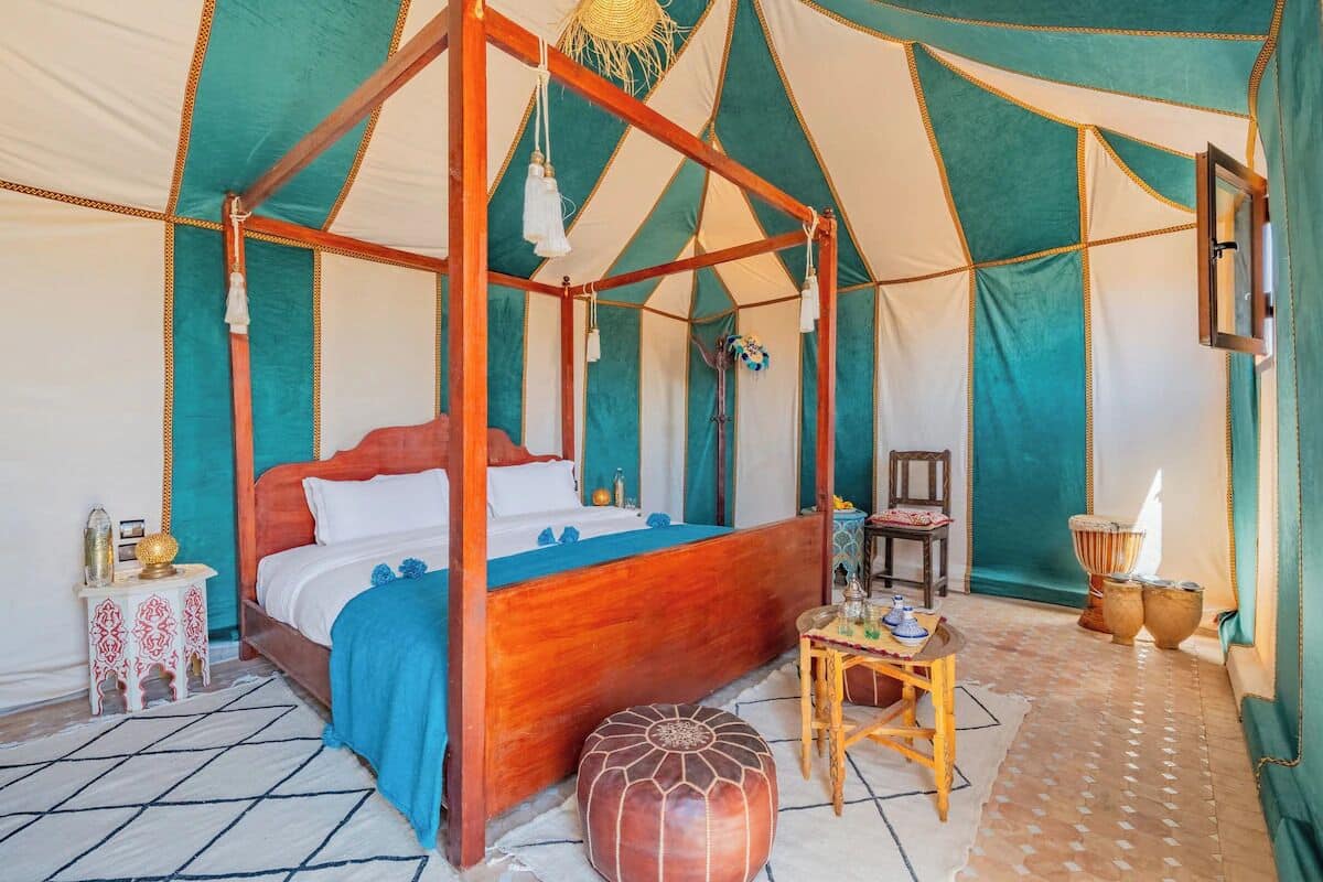 Chambre Confort double, non-fumeur | Lit avec matelas Ă plateau-coussin, coffre-fort, bureau