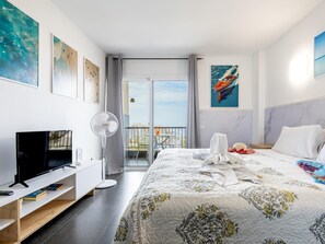 Iron/ironing board, Internet, bed sheets