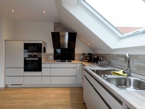 Kühlschrank, Mikrowelle, Ofen, Geschirrspüler