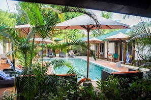 Piscine extérieure, parasols de plage