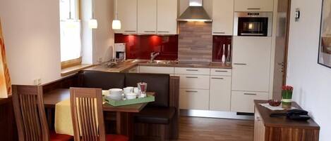 Kühlschrank, Mikrowelle, Ofen, Herdplatte