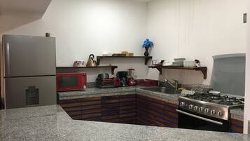 Micro-ondes, four, plaque de cuisson, cafetière/bouilloire