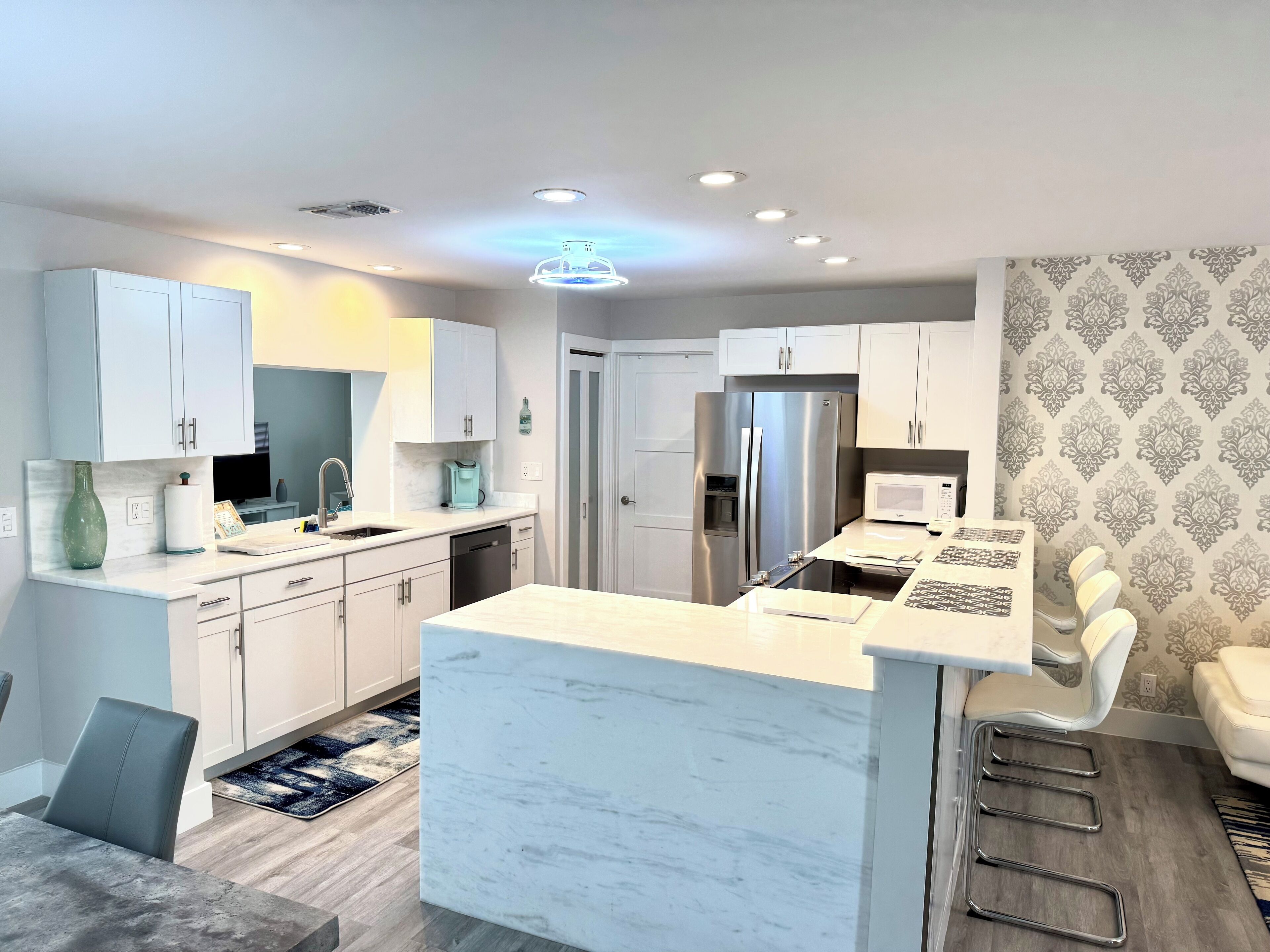 Réfrigérateur, micro-ondes, four, plaque de cuisson