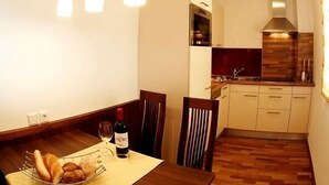 Une cuisine compacte avec un coin repas.