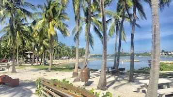 Beach nearby, sun-loungers, beach towels