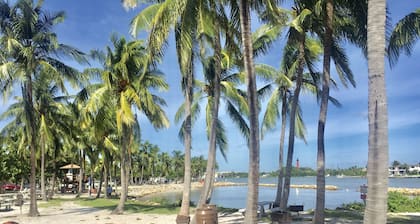 : Sandy Feet Retreat: Walk to the Beach! :