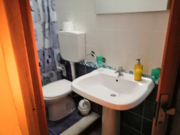 Quarto casal conforto, banheiro privativo | Banheiro | Chuveiro, chuveiro com efeito de chuva, produtos de toalete grátis