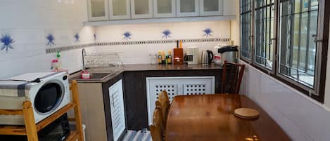 Kühlschrank, Mikrowelle, Wasserkocher mit Kaffee-/Teezubehör