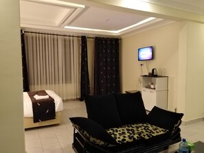 Executive Suite, 1 Katil Kelamin (Double), Garden View | Peti besi dalam bilik, meja, ruang kerja komputer riba