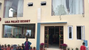 Un edificio con un letrero que dice "Lala Palace Resort".