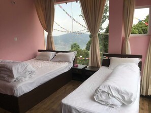 Familienzimmer, Mehrere Betten, Bergblick | 1 Schlafzimmer, laptopgeeigneter Arbeitsplatz, kostenloses WLAN