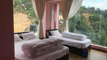 Familiekamer, meerdere bedden, uitzicht op bergen | 1 slaapkamer, een laptopwerkplek, gratis wifi, beddengoed