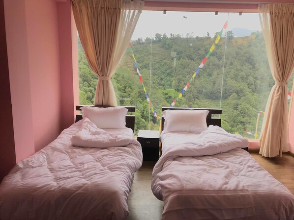 Habitación clásica, vista a la colina | 1 habitación, espacio para trabajar con laptop y wifi gratis 