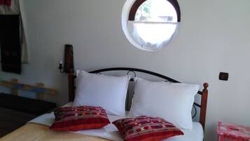 Traditional Double Room, Garden View | Wi-fi percuma, cadar katil