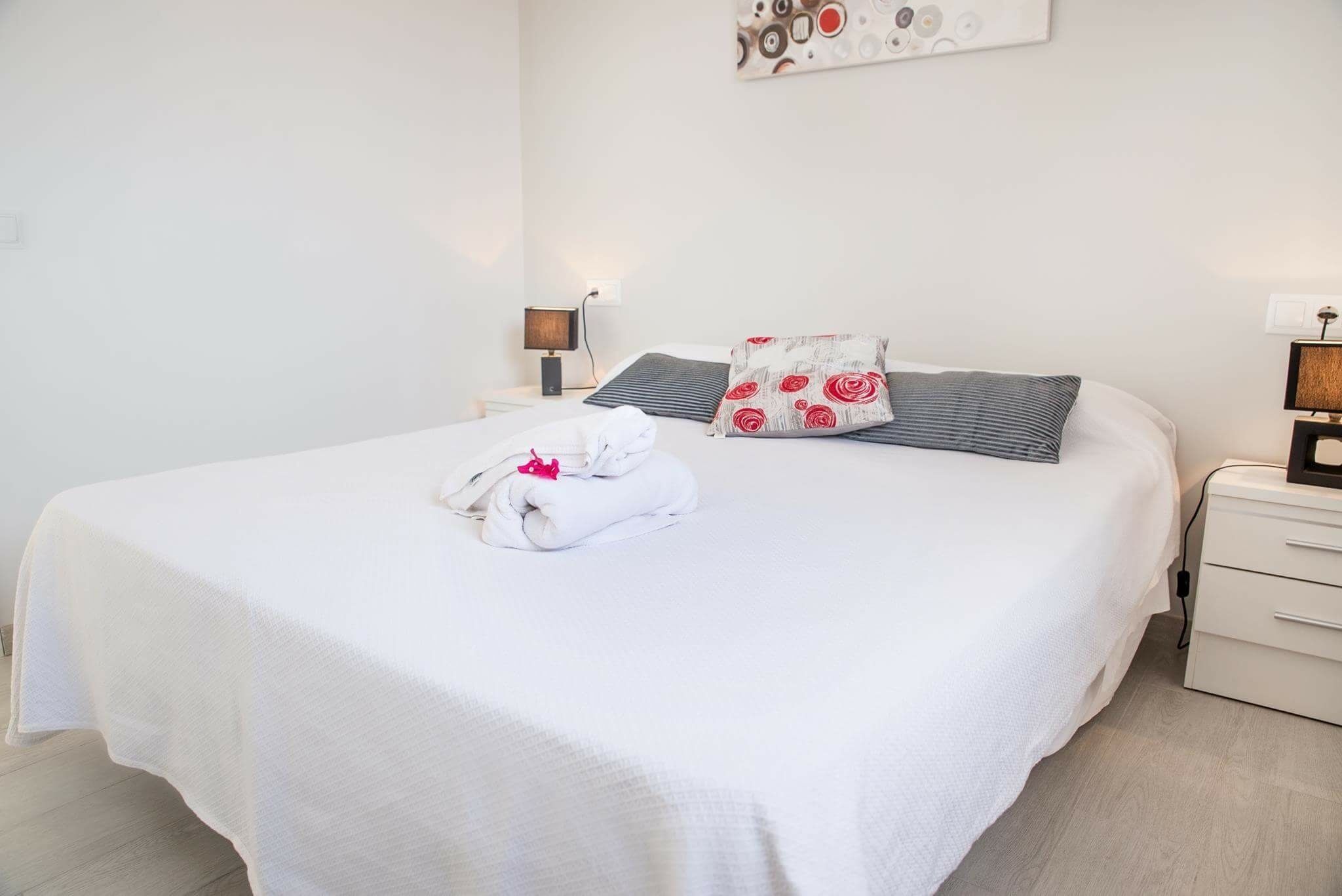 2 chambres, coffres-forts dans les chambres, fer et planche à repasser