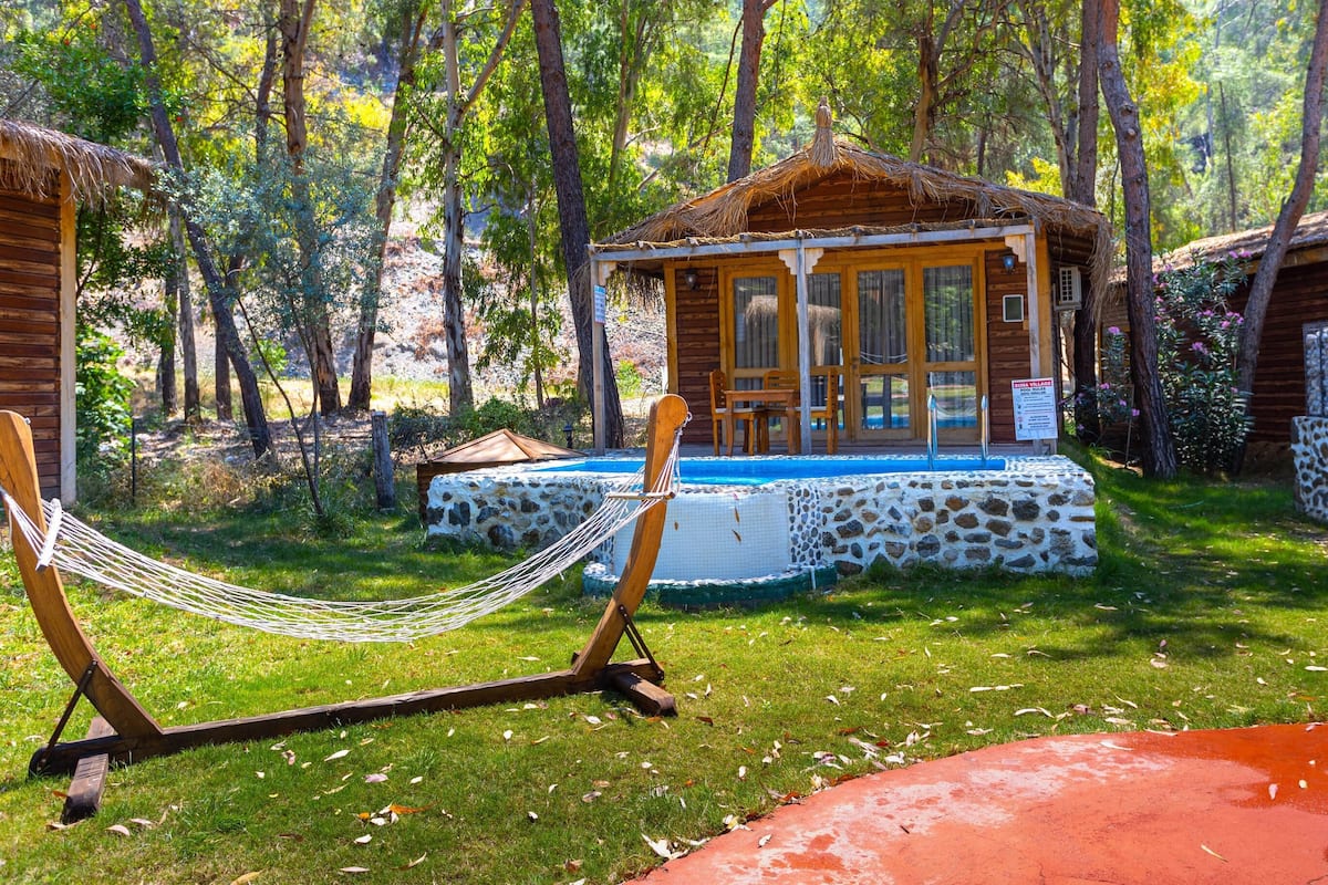 hypo-allergenic bedding, minibar, in-room safe, blackout curtains