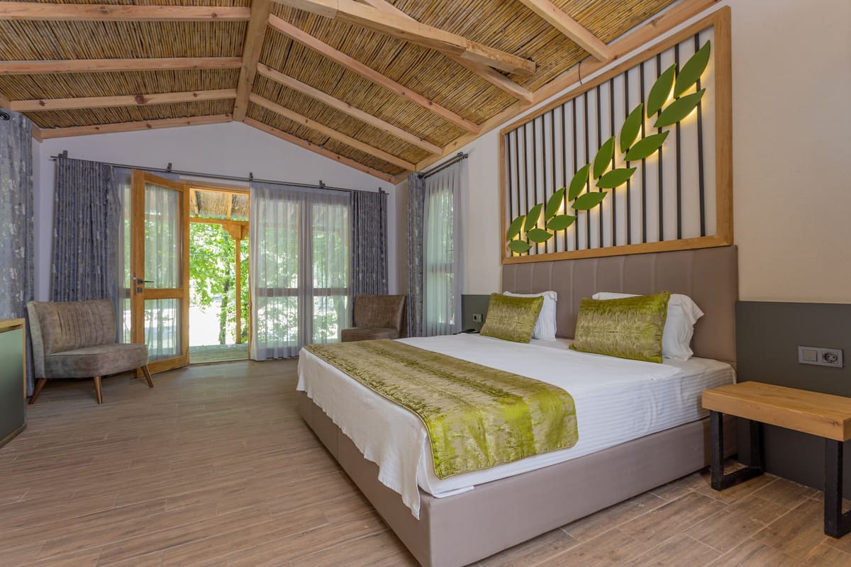 hypo-allergenic bedding, minibar, in-room safe, blackout curtains