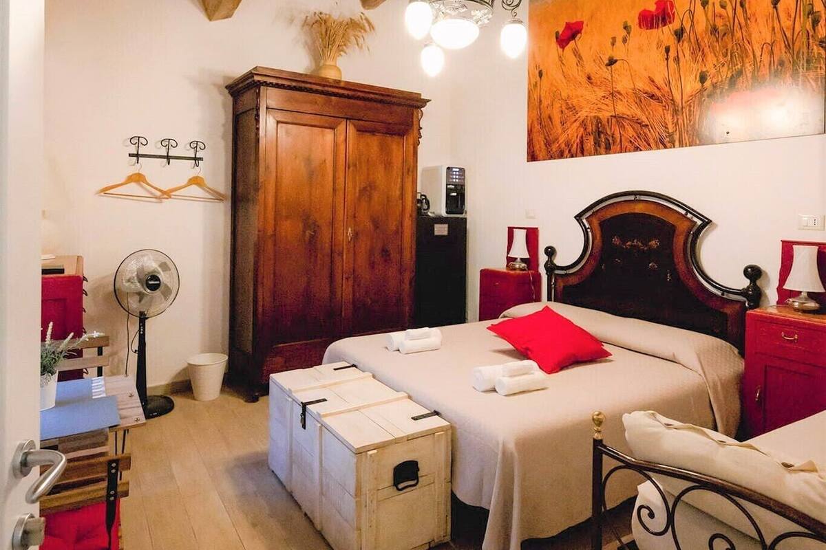 مساحة عمل للكمبيوتر المحمول وستائر تعتيم وواي فاي مجانًا وملاءات أسرّة