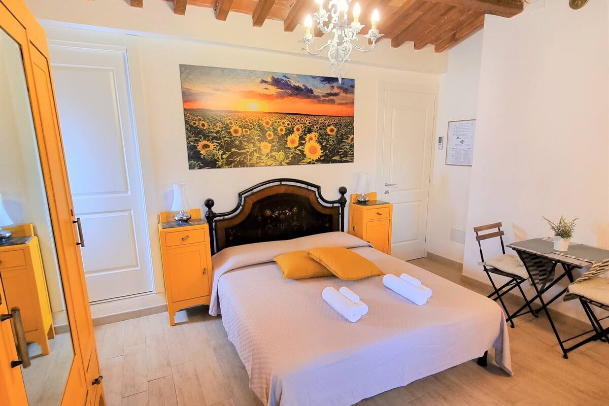 Double Room, Private Bathroom | 1 bedroom, laptop workspace, blackout drapes, free WiFi