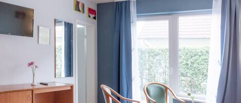 Tabla de planchar con plancha, wifi gratis y ropa de cama