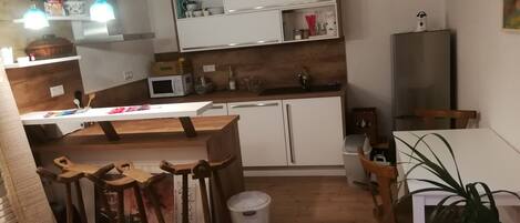 Kühlschrank, Mikrowelle, Ofen, Herdplatte