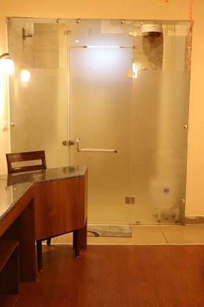 Presidential Suite | Kamar mandi | Shower, sandal,  dan handuk