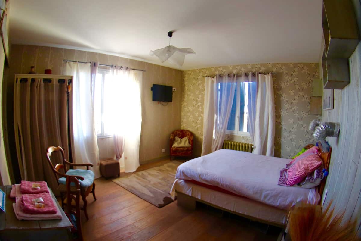 Suite (Caisse) | Individually decorated, individually furnished, blackout drapes