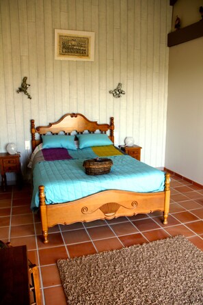 Decoración personalizada, muebles diferentes y cortinas blackout 