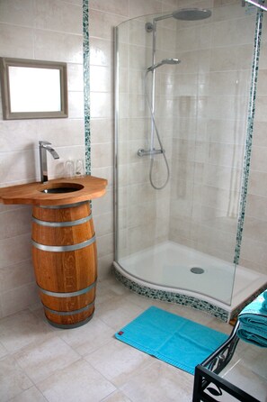 Quarto casal ou duplo (Barrique) | Banheiro | Chuveiro, secador de cabelo
