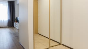 Ein modernes Zimmer mit Schiebetür, Holzboden und weißer Wand.