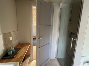 Dusche, Haartrockner, Handtücher, Seife