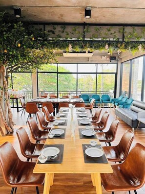 Petit déjeuner et déjeuner servis sur place, spécialités Cuisine locale