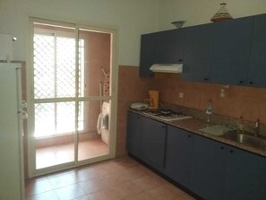 Microondas, lavavajillas, cafetera o tetera y utensilios de cocina