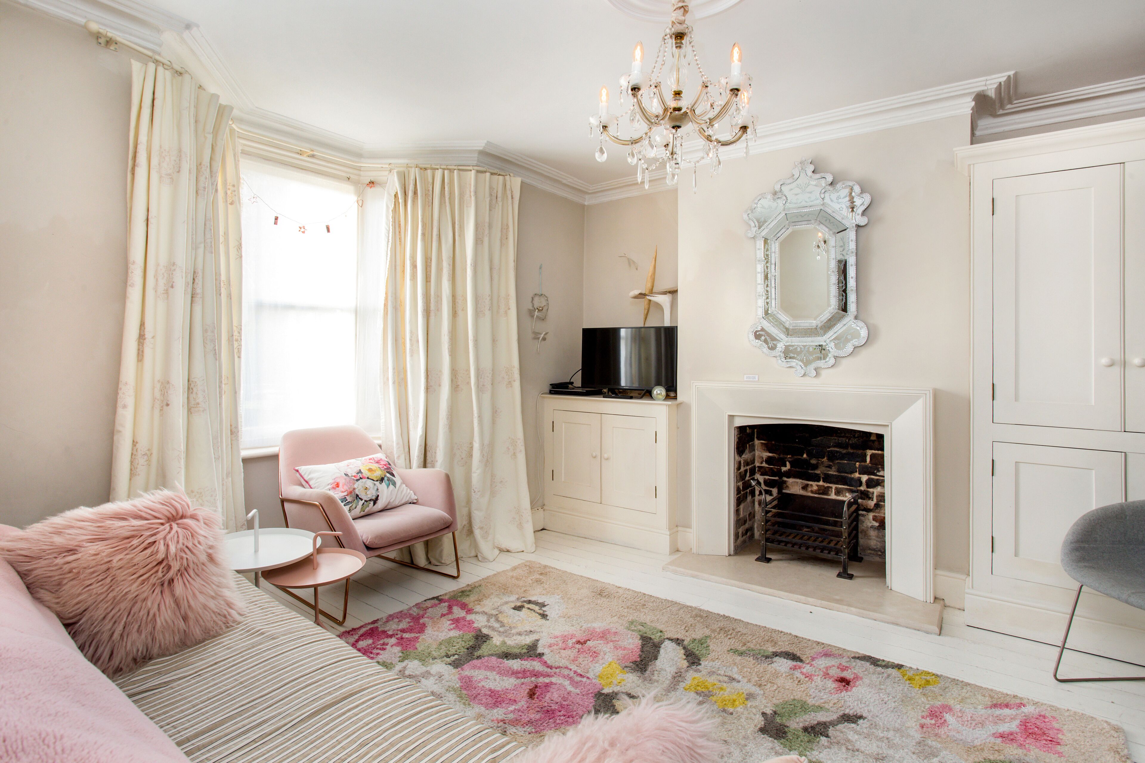 TV connectée, cheminée, lecteur de DVD