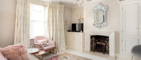 TV connectée, cheminée, lecteur de DVD