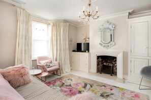 تلفزيون ذكي، مدفأة، مشغل دي في دي