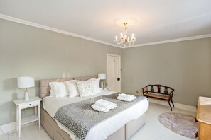 3 عدّة غرف نوم ومكتب ومكواة/لوح كي وسرير سفر