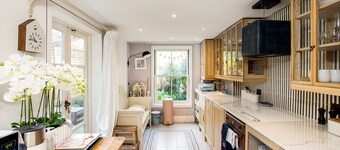 Designer's Town House quiet street, in city centre 2 on street parking permits