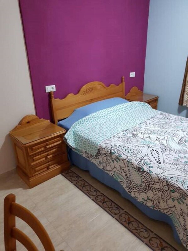 1 habitación y tabla de planchar con plancha