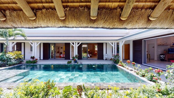 حمّام سباحة خارجي