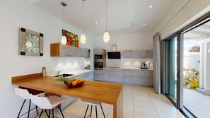 ثلاجة، ميكروويف، فرن، موقد طهي مسطح