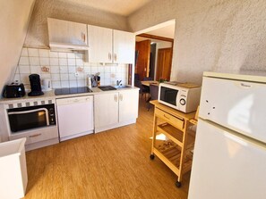 Kühlschrank, Mikrowelle, Ofen, Geschirrspüler