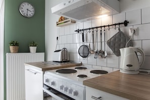 Frigorífico, microondas, horno y placa de cocina