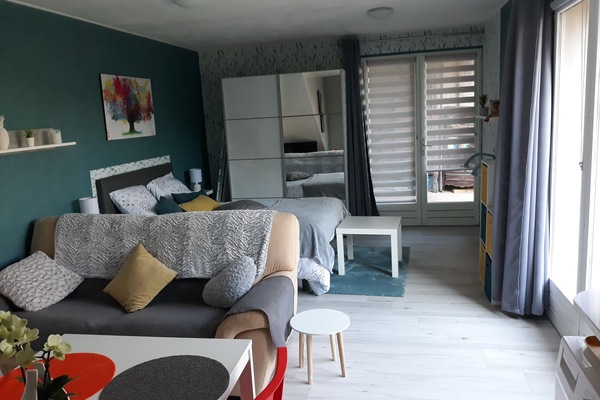 1 slaapkamer, een strijkplank/strijkijzer, reisbedje, beddengoed