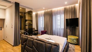 Deluxe Studio (209) | Minibar, in-room safe, individually decorated, blackout curtains