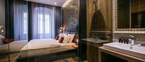 Deluxe Double Room (203) | Bathroom | Shower, rainfall showerhead, free toiletries, hair dryer