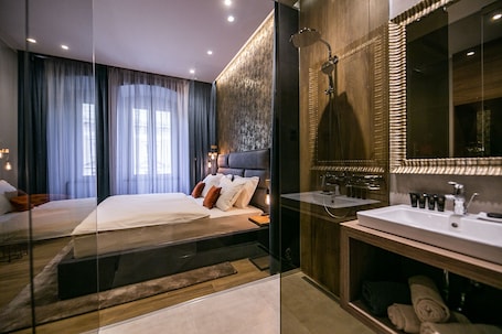 Deluxe Double Room (203) | Bathroom | Shower, rainfall showerhead, free toiletries, hair dryer